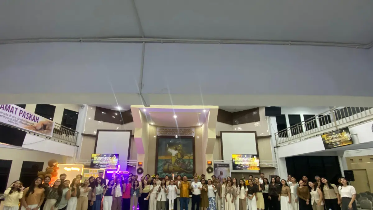 BERSEJARAH: Suasana penuh sukacita dan rasa syukur mewarnai pelaksanaan Ibadah Syukur Hari Ulang Tahun (HUT) ke-36 Paduan Suara Mahasiswa (PSM) Universitas Sam Ratulangi sekaligus HUT ke-29 Unit Kegiatan Mahasiswa (UKM) PSM Unsrat di GMIM Baitel Bahu, Wilayah Manado Barat Daya, yang digelar pada Sabtu, 2 Mei 2026. Dihadiri, Drs Tuerah August Musa Ronny Gosal MSi, Tenaga Ahli Rektor Bidang Kemahasiswaan Unsrat.