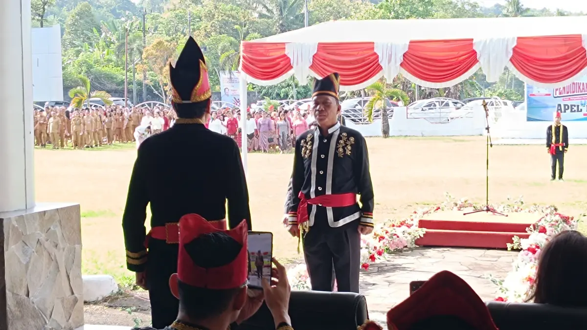 GAGAH: Bupati Minsel Franky Donny Wongkar saat menjadi inspektur upacara dalam kegiatan upacara hardiknas di Minsel.