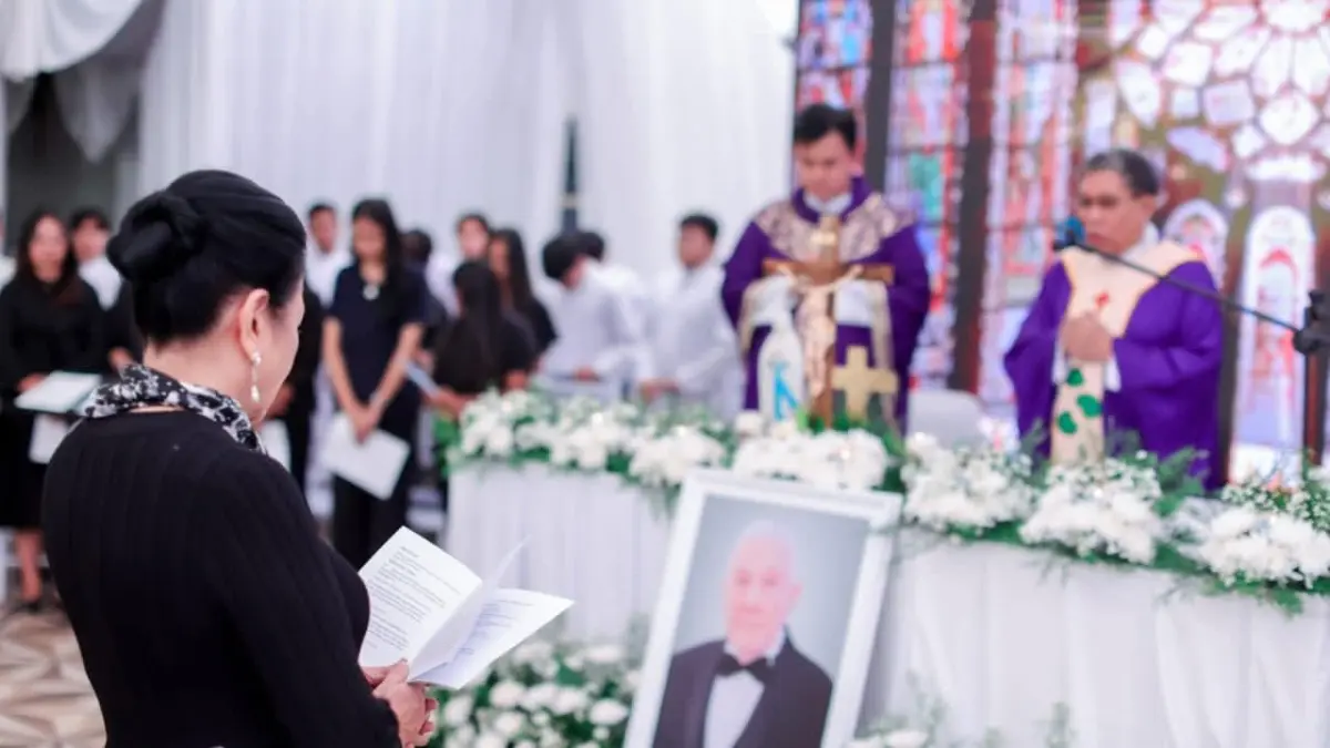 KHUSYUK: Suasana haru dan penuh khidmat menyelimuti pelaksanaan Misa Requiem untuk almarhum Michel Andre Charles Antoine Renaud yang digelar di Villa Esmeralda, kawasan Linow, Lahendong, Kecamatan Tomohon Selatan, Kota Tomohon, Sabtu (25/04/26).