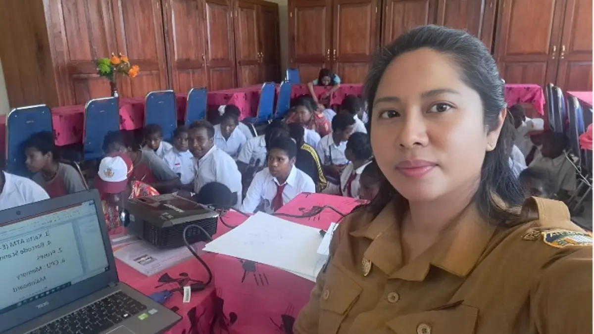 Ory saat mengajar di kelas