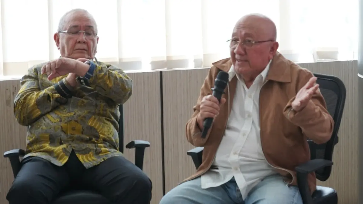 Philip Pantouw dan Willy Rawung saat menjelaskan Permesta bukan pemberontak dalam diskusi panel Sumitronomics di Manado Post, 2 Maret 2026 bertepatan tanggal deklarasi Piagam Permesta 2 Maret 1957