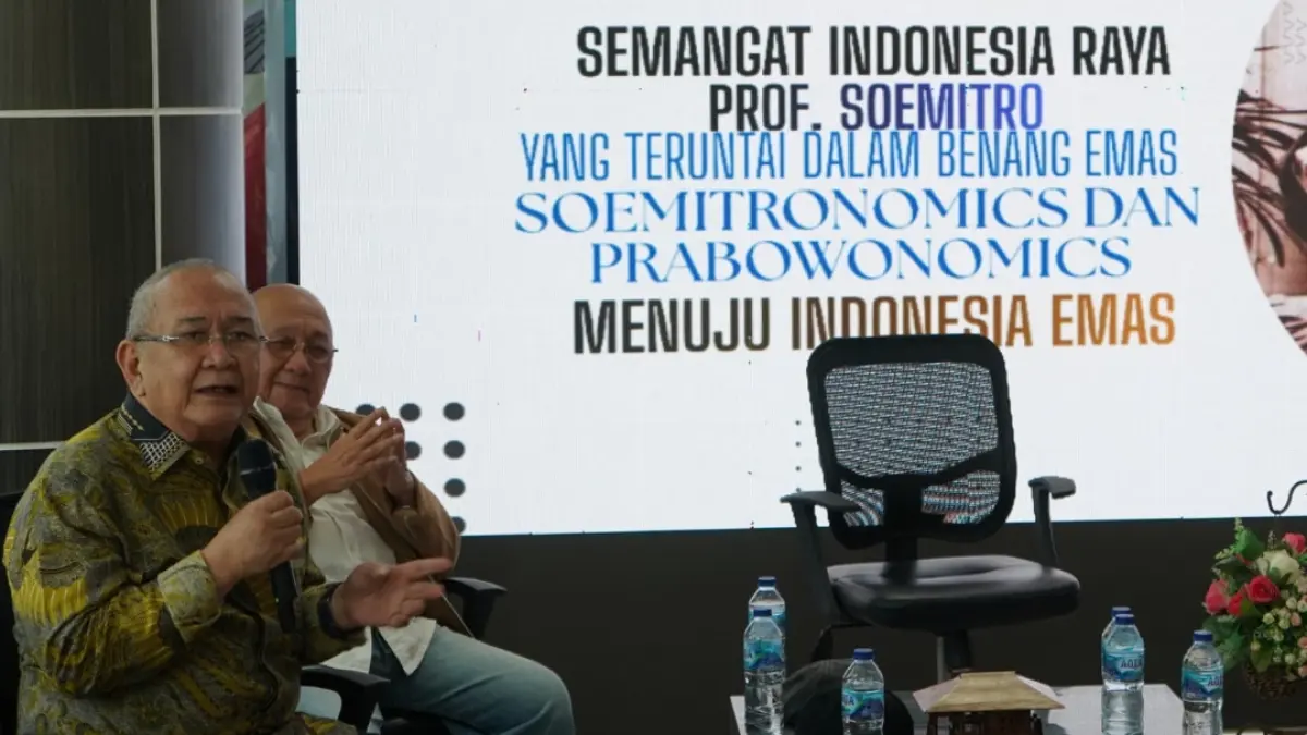Philip Pantouw dan Willy Rawung saat menjelaskan Permesta bukan pemberontak dalam diskusi panel Sumitronomics di Manado Post 