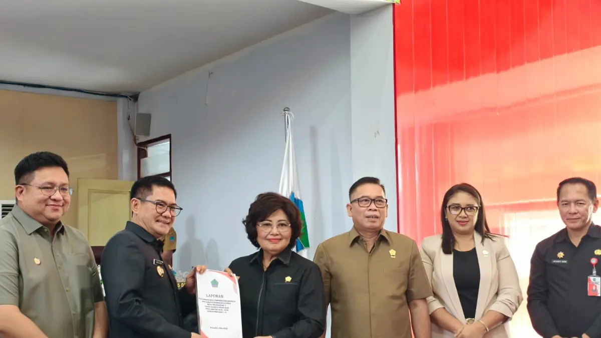 Rapat Paripurna-DPRD Minahasa Utara saat memberikan laporan Reses kepada Bupati Minahasa Utara Joune Ganda didampingi Wakil Bupati Minahasa Utara Kevin Lotulung. 
