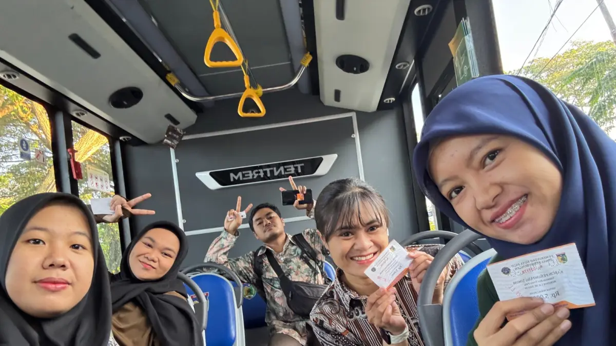 Sejumlah pegawai PLN memanfaatkan transportasi umum sebagai pilihan mobilitas rendah emisi dalam pelaksanaan Clean Energy Day. 