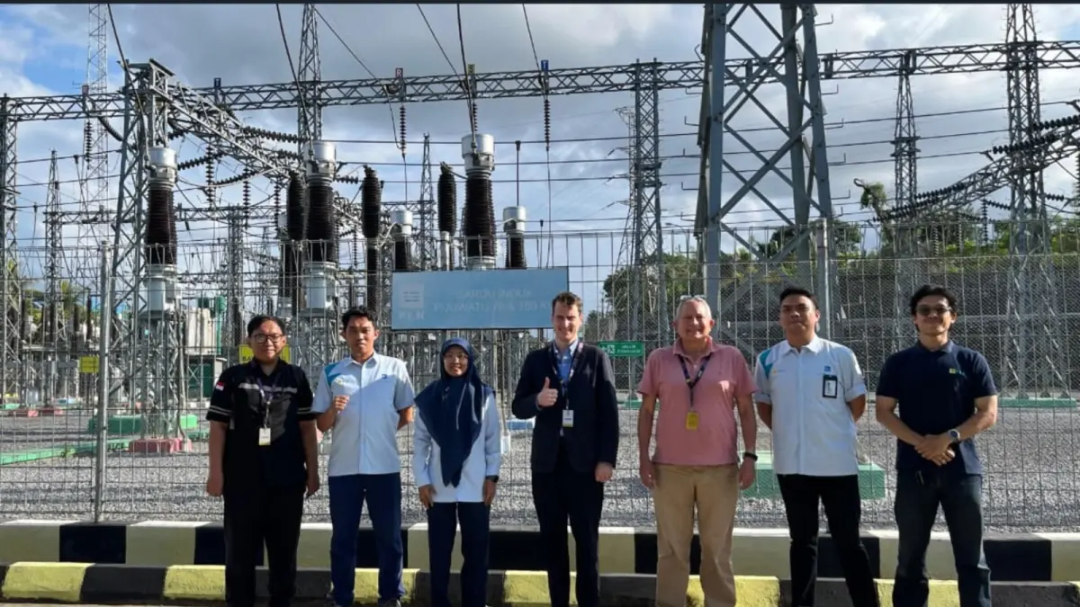 Tim Impact Fund Denmark (IFDK) berfoto bersama jajaran PLN UIP3B Sulawesi melalui UPT Kendari usai peninjauan lapangan di area gardu induk, Kendari. 