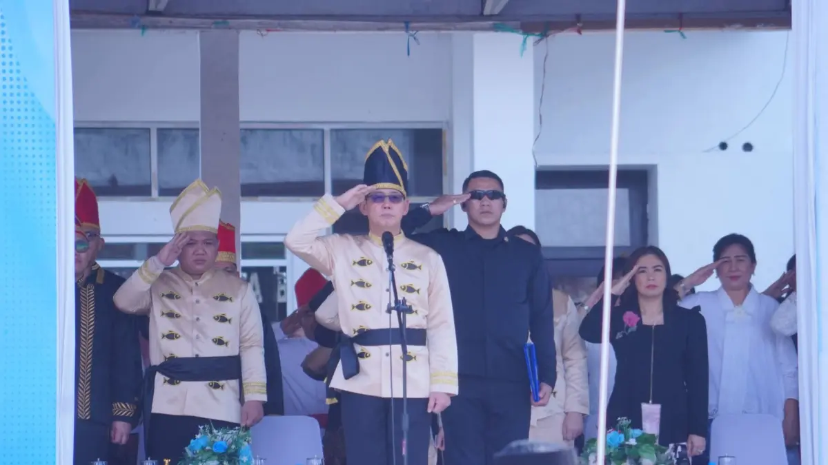 Wali Kota Bitung Hengky Honandar bertindak sebagai pembina upacara Hardiknas dan Hari Otda.(Dok Istimewa)