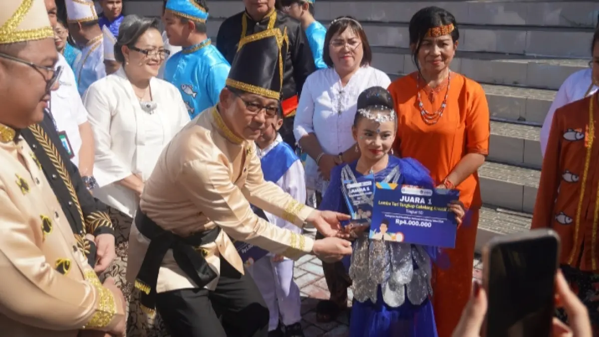 Wali Kota Bitung Hengky Honandar didampingi Wakil Wali Kota Bitung Randito Maringka menyerahkan hadiah kepada pemenang lomba.(Dok Istimewa)
