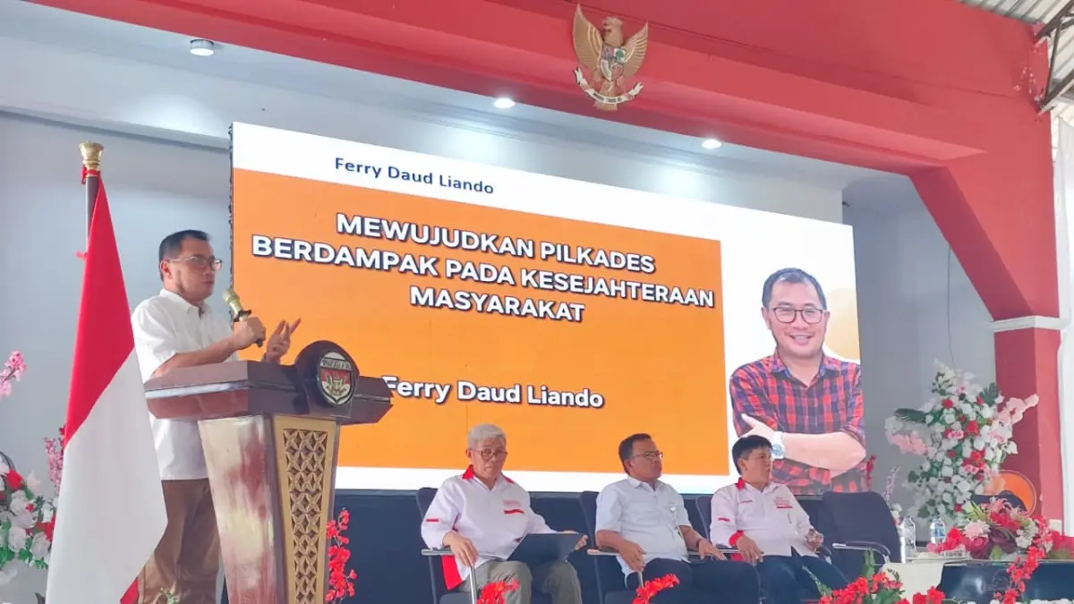 MANTAP: Akademisi sekaligus FISIP Universitas Sam Ratulangi, Ferry Daud Liando, saat menjadi narasumber dalam Seminar Jaga Desa yang digelar Asosiasi Badan Permusyawaratan Desa Nasional Sulut bekerja sama dengan Kejaksaan Tinggi Sulut, di Aula Waleta, Kabupaten Minahasa Selatan, Selasa (5/5).