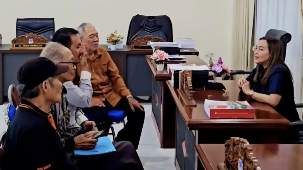 DENGAR: Masyarakat terdampak DAS Tondano di Kelurahan Titiwungen Selatan saat menyampaikan keluhan kepada Anggota DPRD Manado, Venny Nangka di ruangan Komisi 3