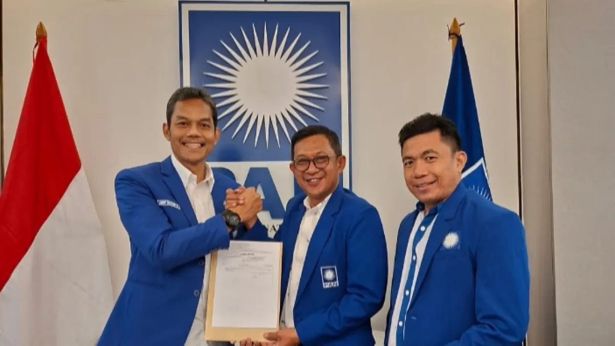 Gunawan Pontoh didampingi Imran Lakodi saat menerima SK pengurus DPD PAN Kota Bitung periode 2025-2030.(Dok Istimewa)