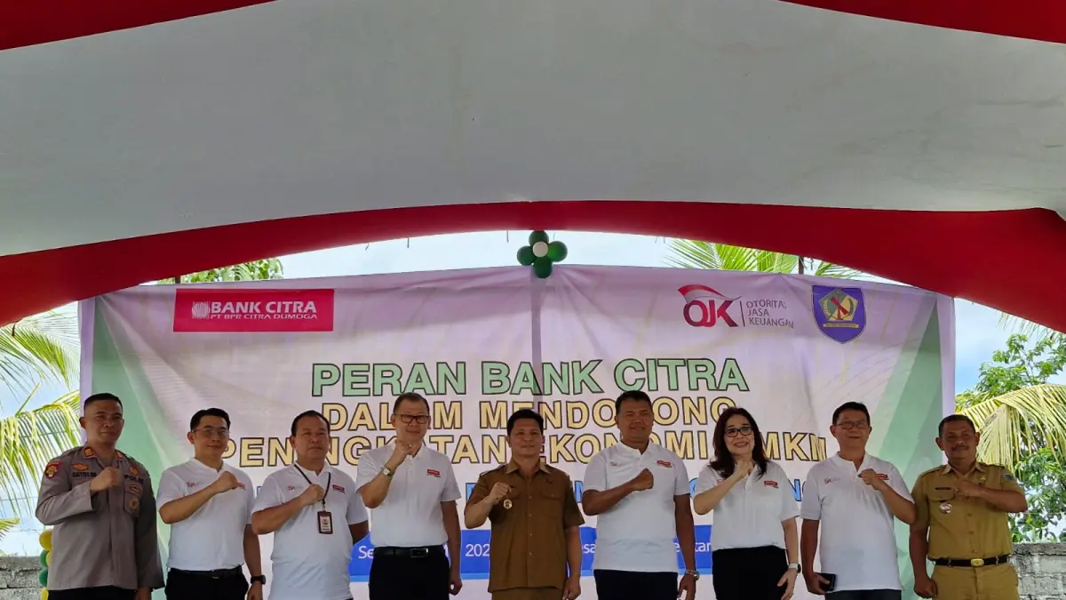 Kepala OJK SulutGo Robert Sianipar, Wabup Bolmong Donny Lumenta, Pemegang Saham Citra Dumoga Denny Senduk, Komisaris Vicky Palit, Dirut Christina Frederik berserta jajaran lainnya usai kegiatan, Selasa (5/5).