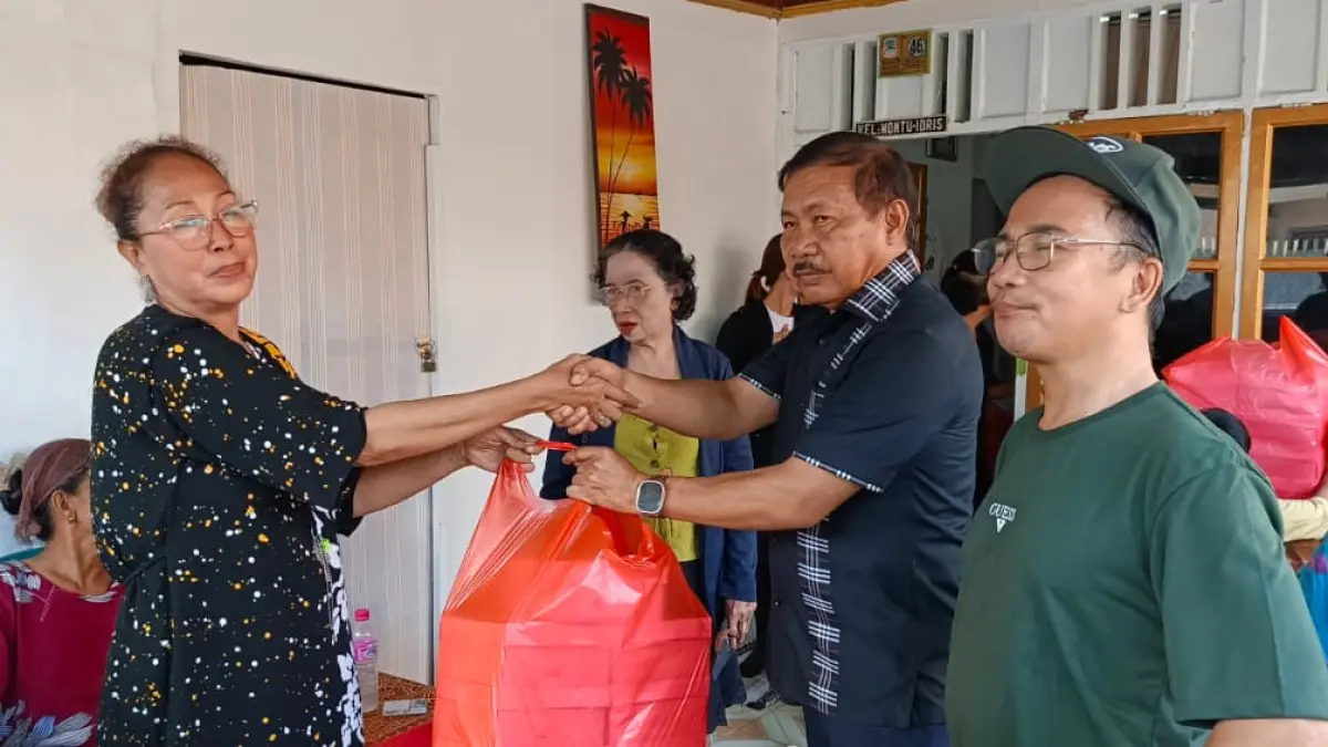 PERHATIAN: Anggota DPRD Manado dari Fraksi PDIP membawa bantuan ke korban musibah kebakaran di Kelurahan Tuminting, Selasa (5/5)