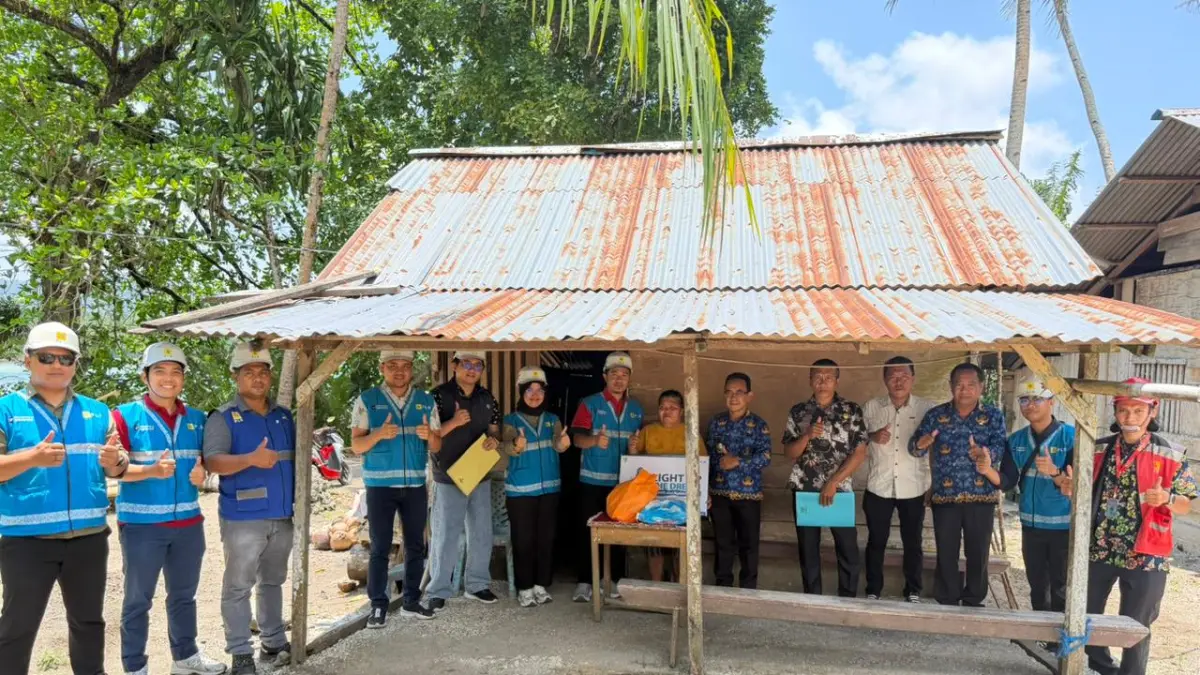  PLN melakukan penyalaan listrik gratis bagi masyarakat prasejahtera di Desa Pulutan, Kecamatan Melonguane, Kabupaten Kepulauan Talaud. (Dok PLN Suluttenggo)