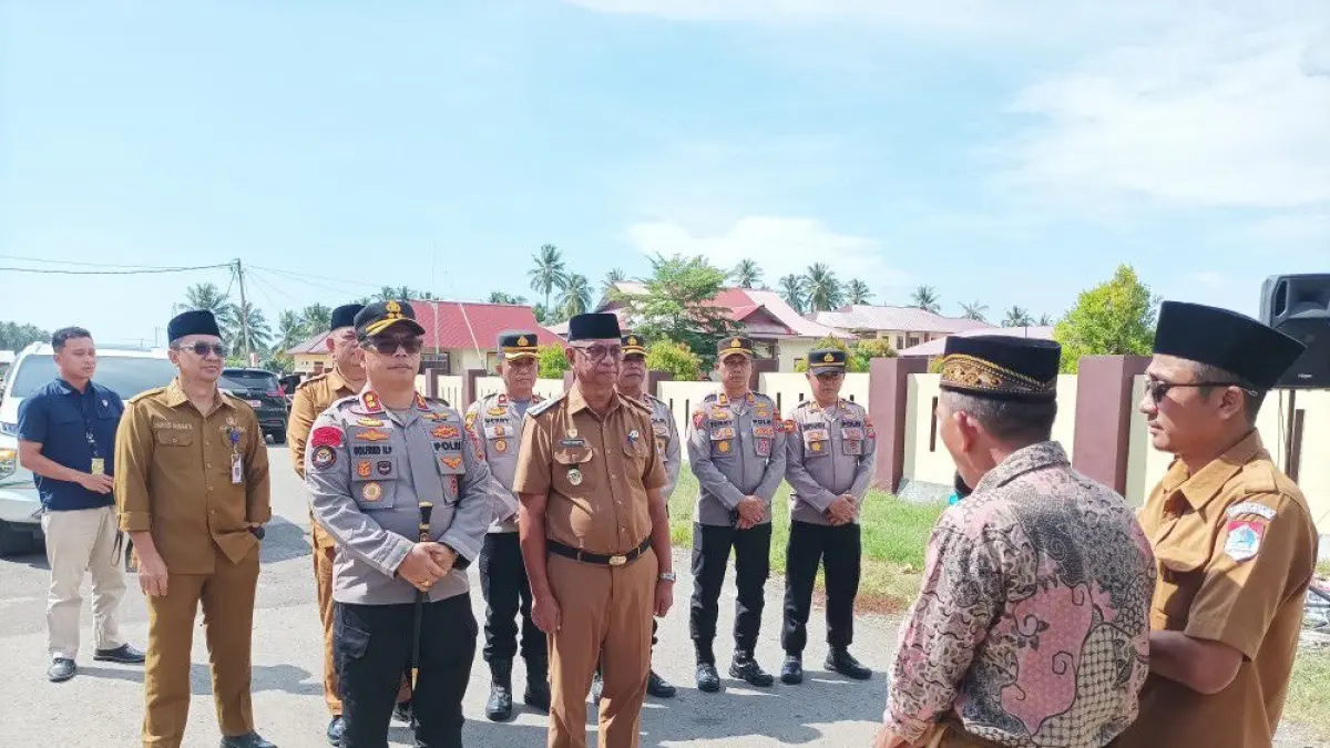Bupati Bolaang Oskar Manoppo meresmikan pagar Polres Boltim, yang berlangsung di halaman kantor, pada Selasa (5/5).