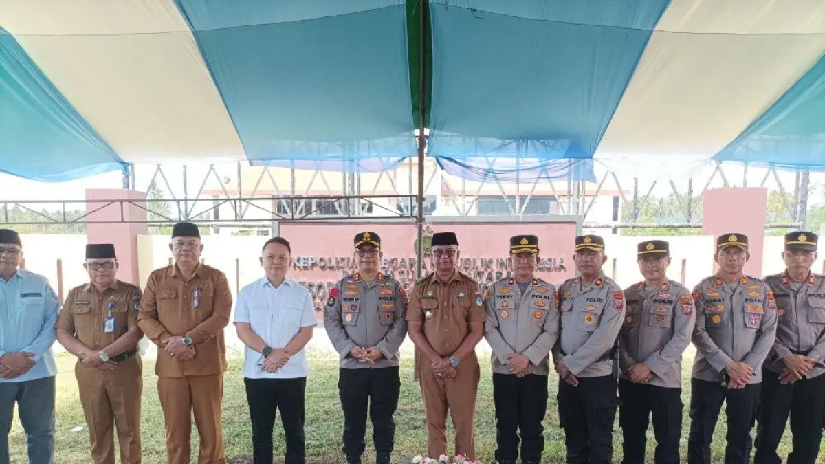 Bupati Boltim Oskar Manoppo meresmikan pagar Polres Boltim, yang berlangsung di halaman kantor, pada Selasa (5/5).