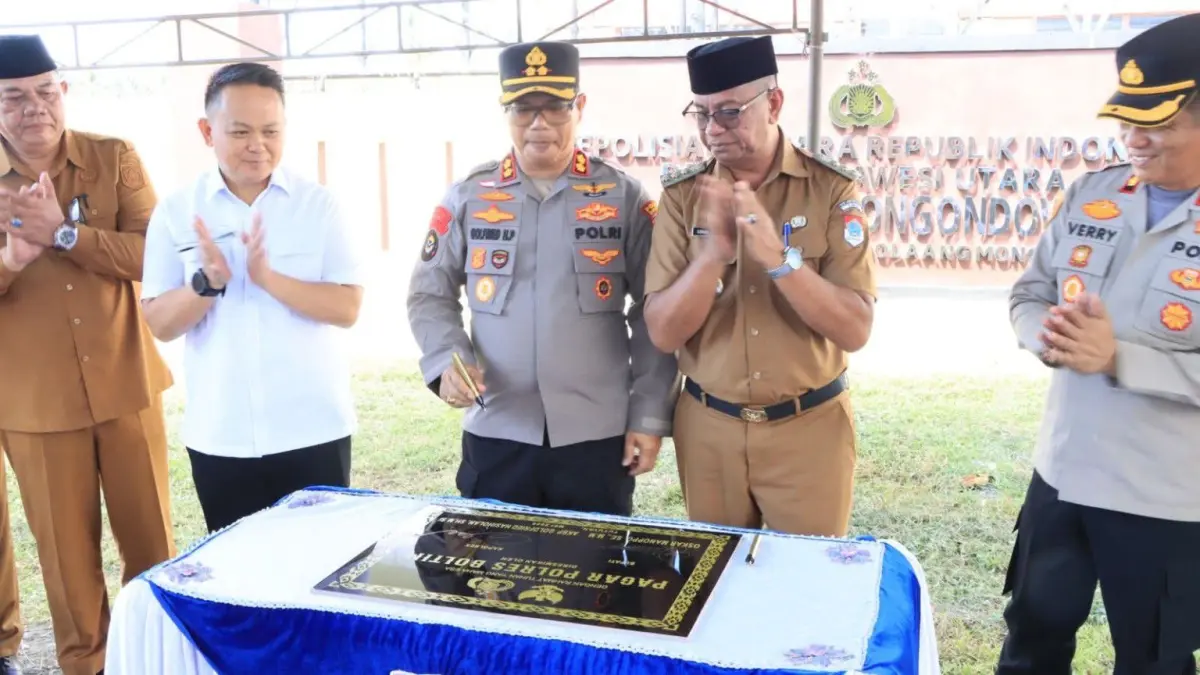 Bupati Boltim Oskar Manoppo meresmikan pagar Polres Boltim, yang berlangsung di halaman kantor, pada Selasa (5/5).