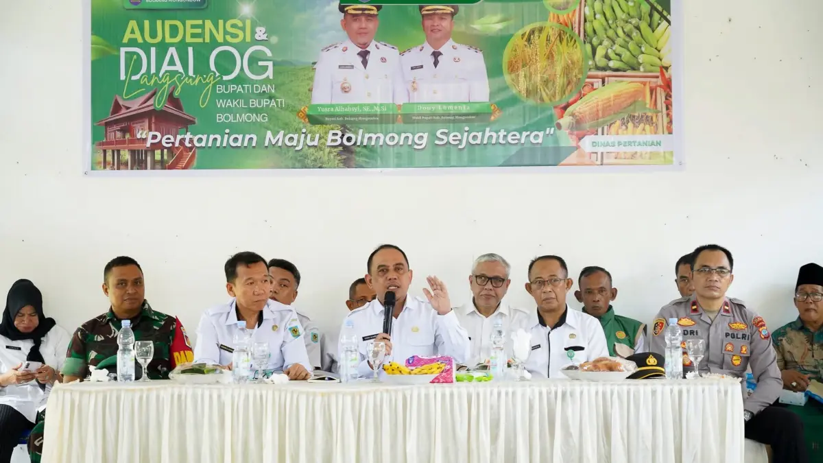 Bupati Yusra Alhabsyi saat berdialog dengan warga