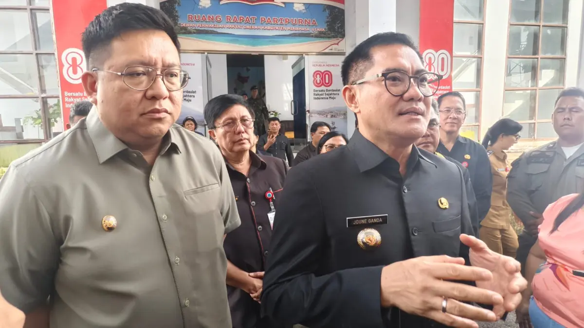 Pastikan Pilhut-Bupati Minahasa Utara Joune Ganda didampingi Wakil Bupati Kevin Lotulung saat diwawancarai awak media. 
