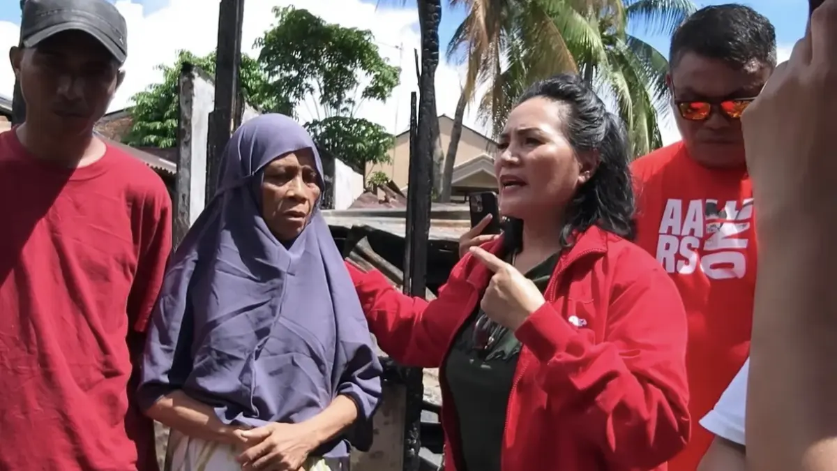 Pengurus DPC dan Anggota Fraksi PDI Perjuangan Kota Manado bersama warga korban kebakaran, Rabu (6/5)