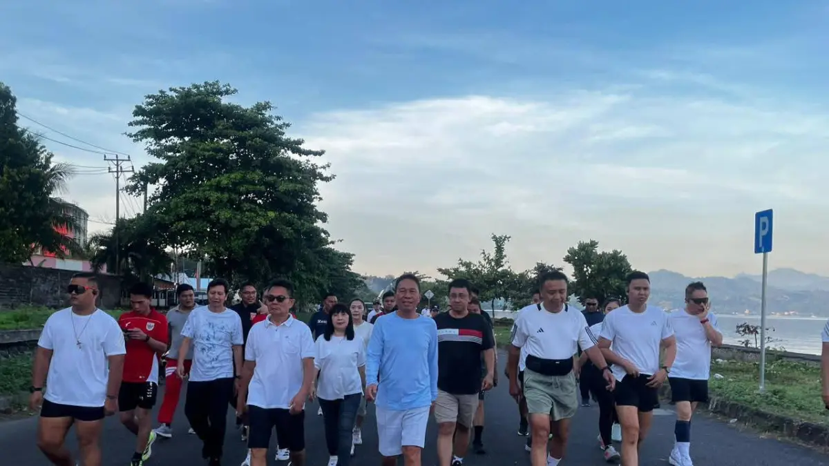 SINERGI: Bupati Minahasa Selatan (Minsel), Franky Donny Wongkar, (FDW), tampak kompak melakukan jalan sehat bersama Kepala Kejaksaan Tinggi (Kajati) Sulawesi Utara, Jakob Hendrik Pattipeilohy.