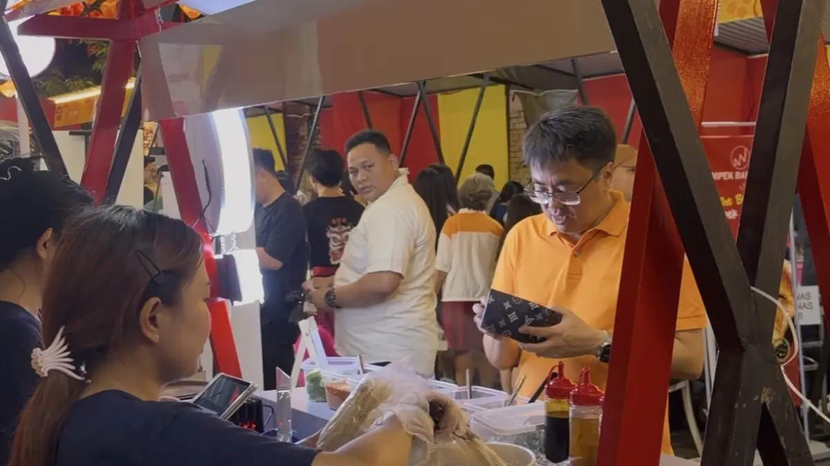 Wali Kota Manado Andrei Angouw saat membeli misoa di booth Sondo yang hadir di BHK Food Festival 