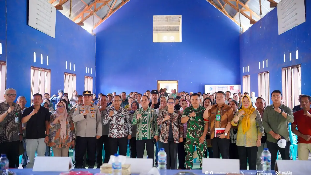 Bupati Yusra Alhabsyi saat berdialog denga  warga