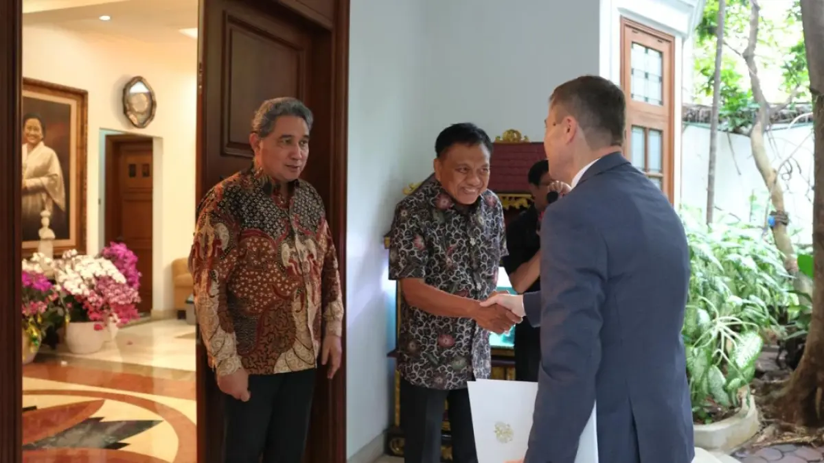 Olly Dondokambey saat menyambut Dubes Rusia untuk Indonesia 