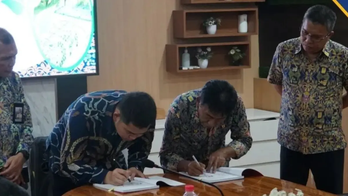 Penandatanganan kontrak pekerjaan sektor irigasi dan rawa serta pekerjaan lainnya.