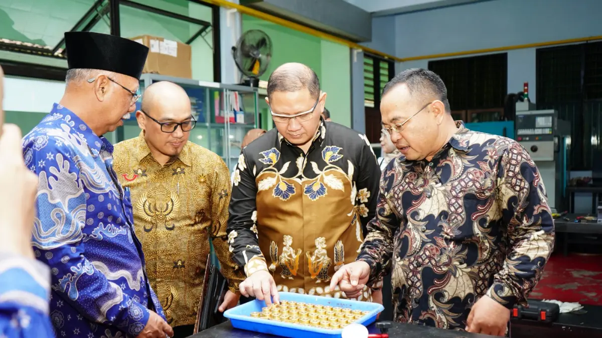 Perwakilan Manajemen Daihatsu & Perwakilan Pemda Sedang Mencoba Fasilitas Alat Peraga di Fasilitas DOJO