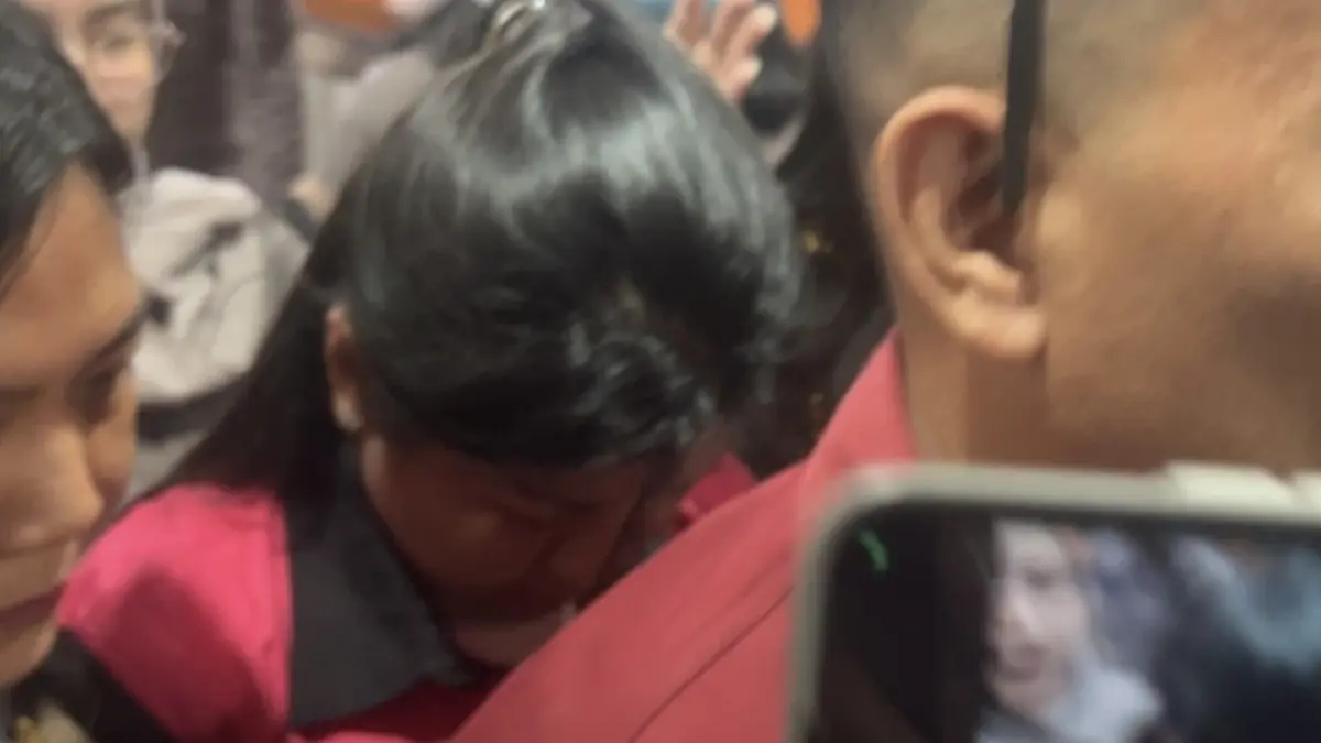 Proses penahanan Bupati Sitaro Chyntia Ingrid Kalangit oleh Kejati Sulut, Rabu (6/5/2026). (Grand Regar/Manado Post)