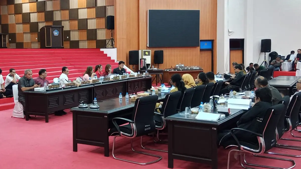 Rapat Pansus LKPJ TA 2025 dengan Sekretariat Daerah Kota Bitung di Kantor DPRD Kota Bitung.(Franky Sumaraw/MP)