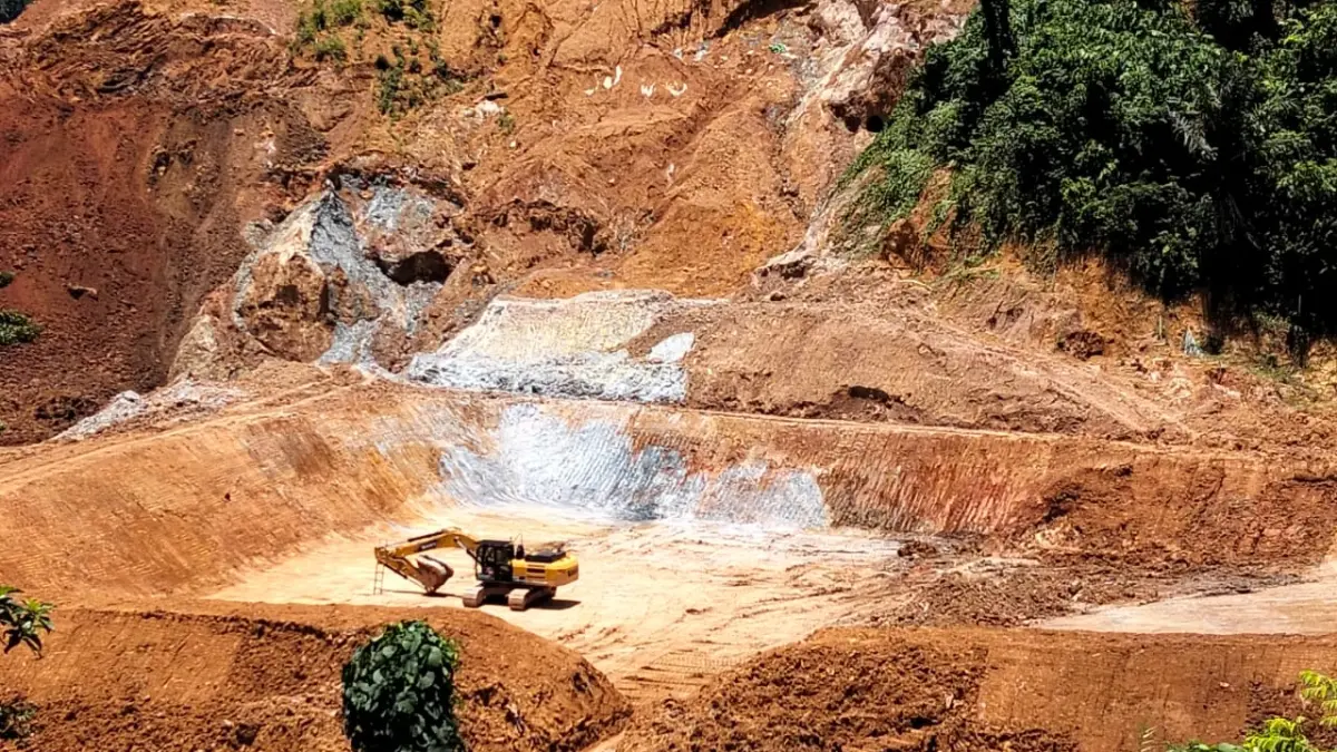 Aktivitas alat berat di tambang emas ilegal di Kepulauan Sangihe.