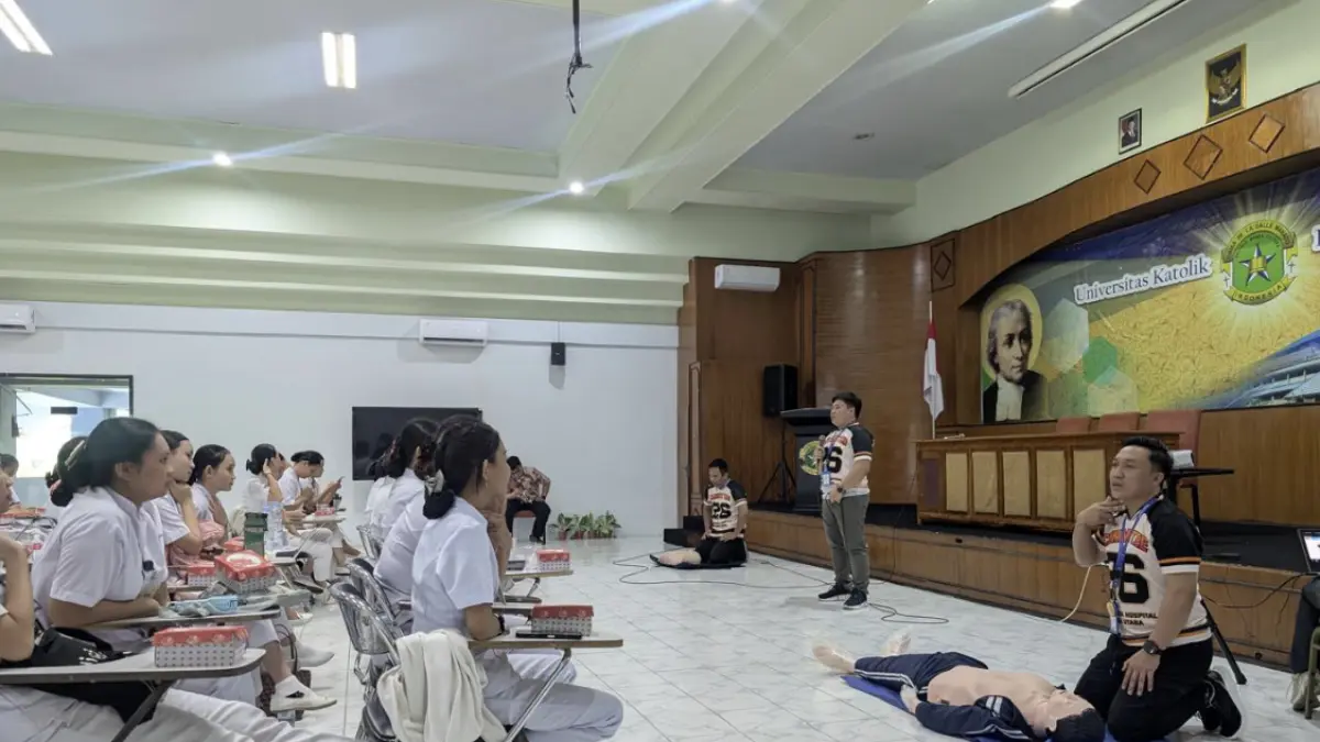 PERAN AKTIF: Sentra Medika Hospital Minut melakukan edukasi dan pelatihan kesehatan yang digelar di Universitas De La Salle Manado, Senin (4/5/2026).
