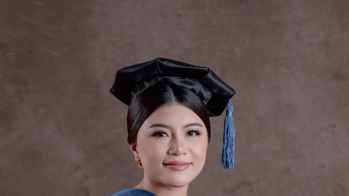 Potret Kristi Karla Arina dalam wisuda Doktor di Universitas Pelita Harapan.