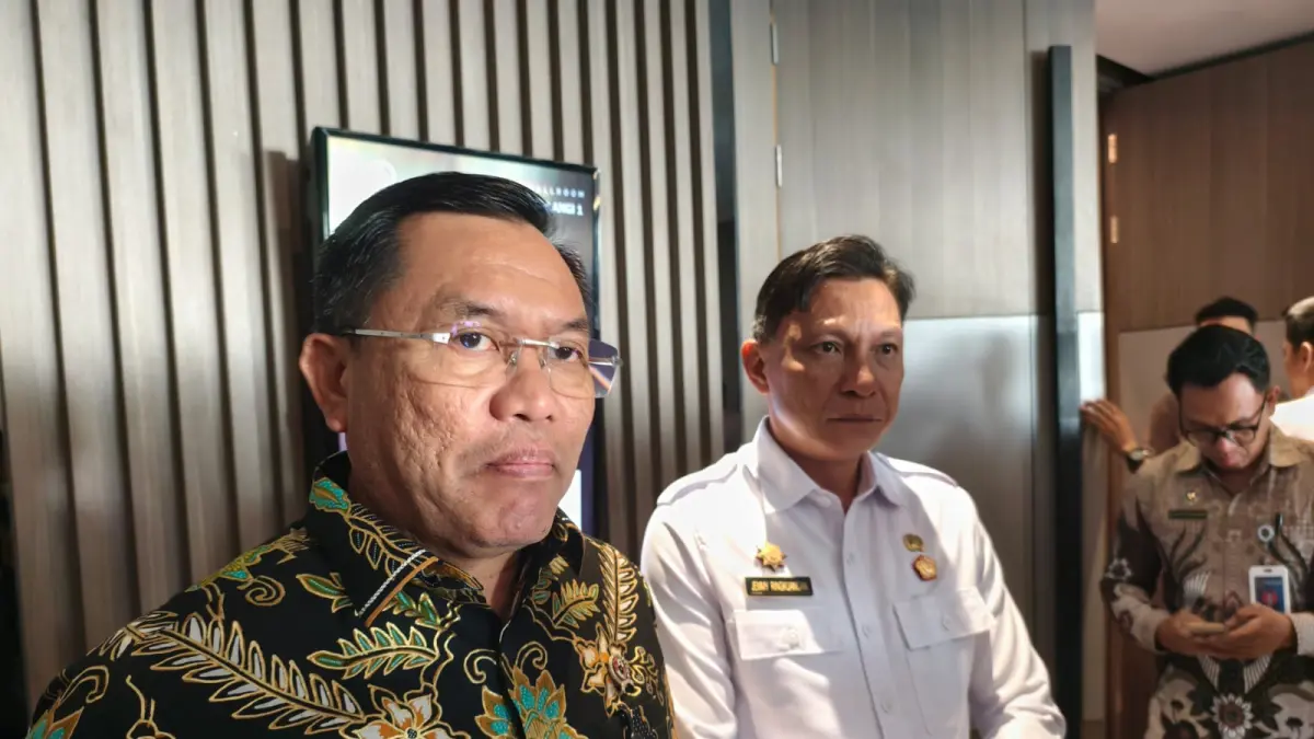 Wakil Kepala Badan Gizi Nasional (BGN) Bidang Operasional Pemenuhan Gizi, Irjen Pol (Purn) Sony Sanjaya didampingi Asisten dua Pemprov Sulut Jemmy Ringkuangan saat di wawancarai awak media. 
