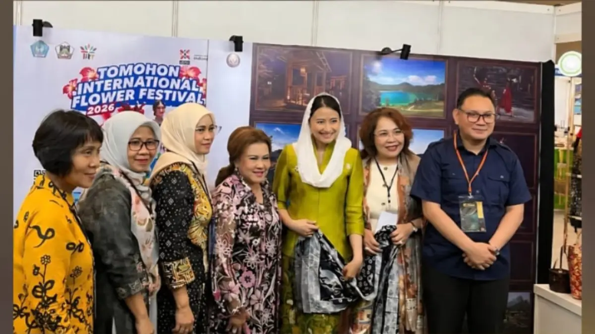 KOLABORASI: Promosi Kota Tomohon dan Tomohon International Flower Festival (TIFF) mulai digaungkan di ajang Franchise & License Expo Indonesia (FLEI) 2026 yang digelar di JIEXPO Kemayoran, Jakarta, Kamis (07/05/26). Dihadiri Kepala Dinas Pariwisata Tomohon Judhistira Siwu mewakili Wali Kota Tomohon, Kepala BPPD Tomohon Habelana Lucia Goni, Ketua Kadin Tomohon Lukas Umboh, serta GM Corporate Sales & Marketing Metland Dahlia Panjaitan.
