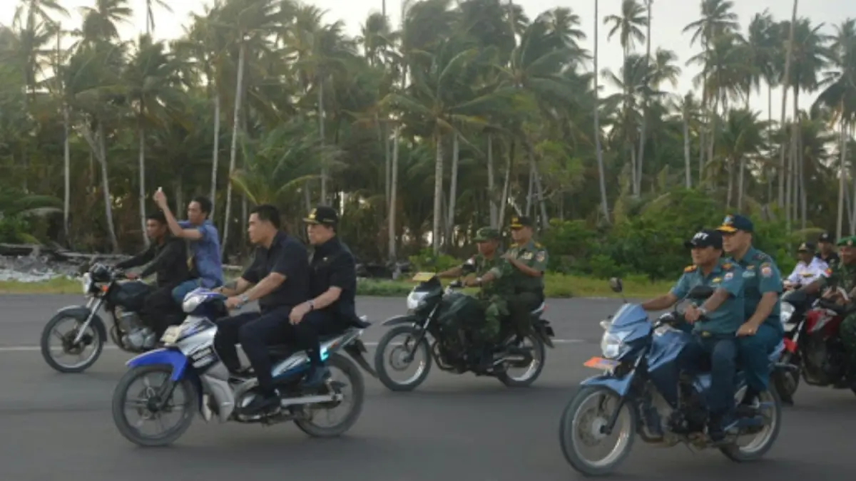 Mendiang Gubernur SHS bersama Forkopimda naik sepeda motor di Miangas 