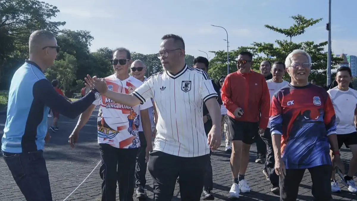 Wakil Wali Kota Manado bersama masyarakat saat berolahraga, Sabtu (9/5) di Kawasan Mega Mas