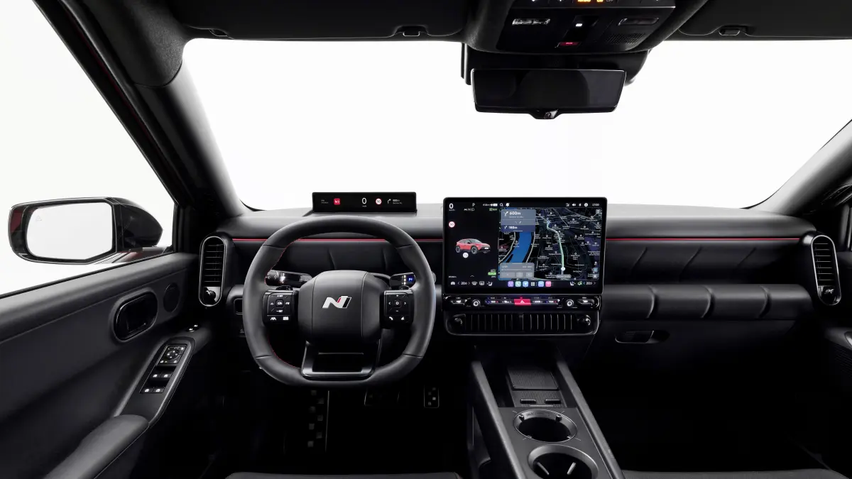 Pleos Connect pertama kali hadir pada model terbaru Hyundai GRANDEUR di Korea Selatan sebelum diperluas secara bertahap ke pasar global.