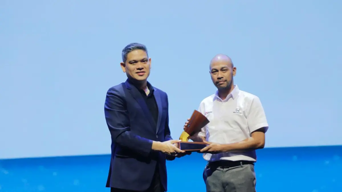 Prosesi Penyerahan WOW Brand 2026 sebagai brand mobil paling direkomendasikan tahun 2026