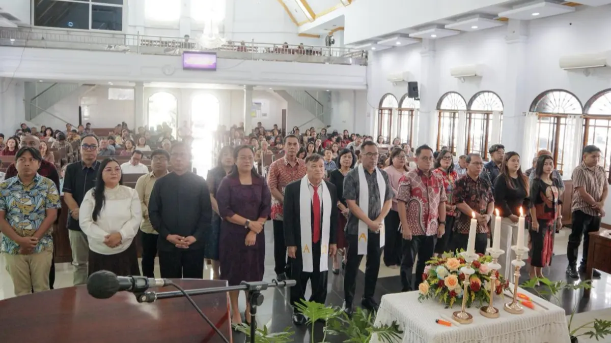 SAH: Panitia Rakornas PGIW saat dilantik dalam ibadah pagi, Minggu (10/5) di GMIM El Manibang