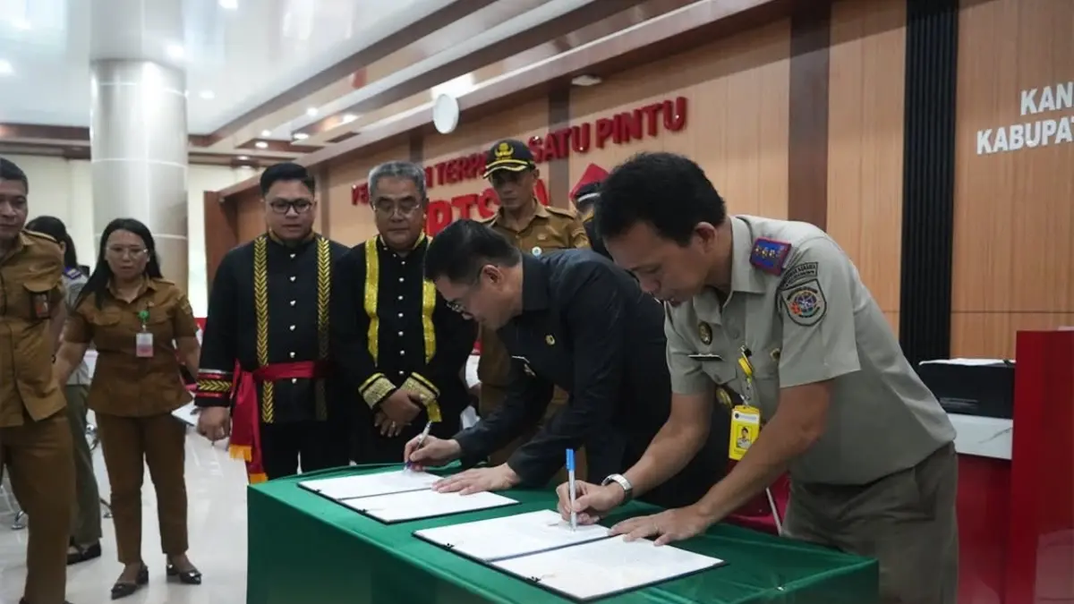 Bupati Minahasa Utara Joune Ganda dan Kepala BPN Minut Yandry Rory saat melakukan penandatanganan nota kesepahaman tepatnya di Mal Pelayanan Publik Pemkab Minut. 
