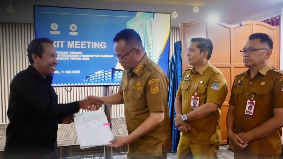 EVALUASI: Wakil Wali Kota Manado didampingi jajaran Pemkot saat bersama Tim Pemeriksan BPK RI Perwakilan Sulut, Senin (11/5) di Ruang Tolu Pemkot