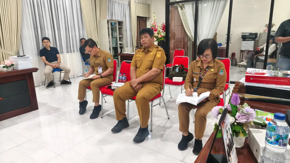 KOLABORASI: Kepala Dinas Lingkungan Hidup Kota Manado bersama jajaran saat rapat dengar pendapat dengan Komisi 3 DPRD Manado, Senin (11/5)