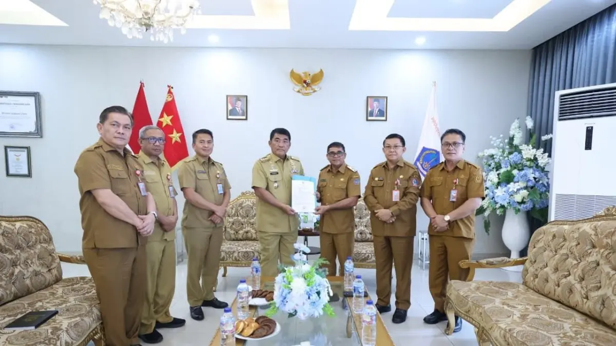 Penyerahan surat penunjukan Pelaksana Tugas Bupati Sitaro pada Wakil Bupati Heronimus Makainas.