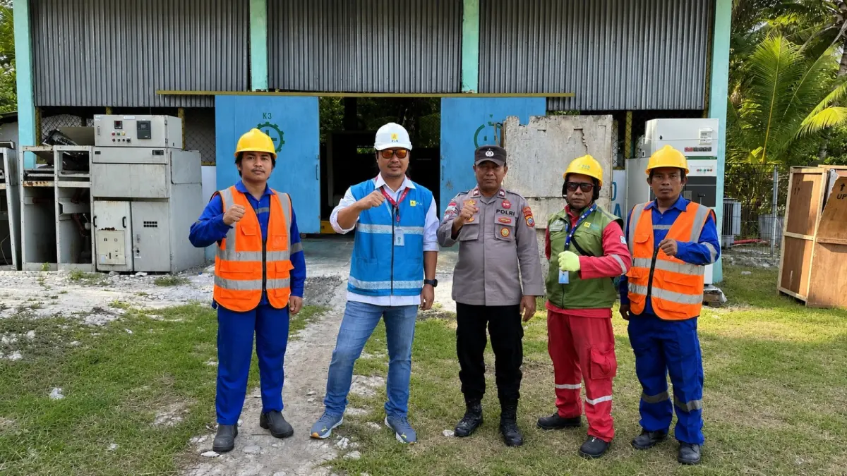 Petugas PLN mengawal kelistrikan di Pulau Miangas.