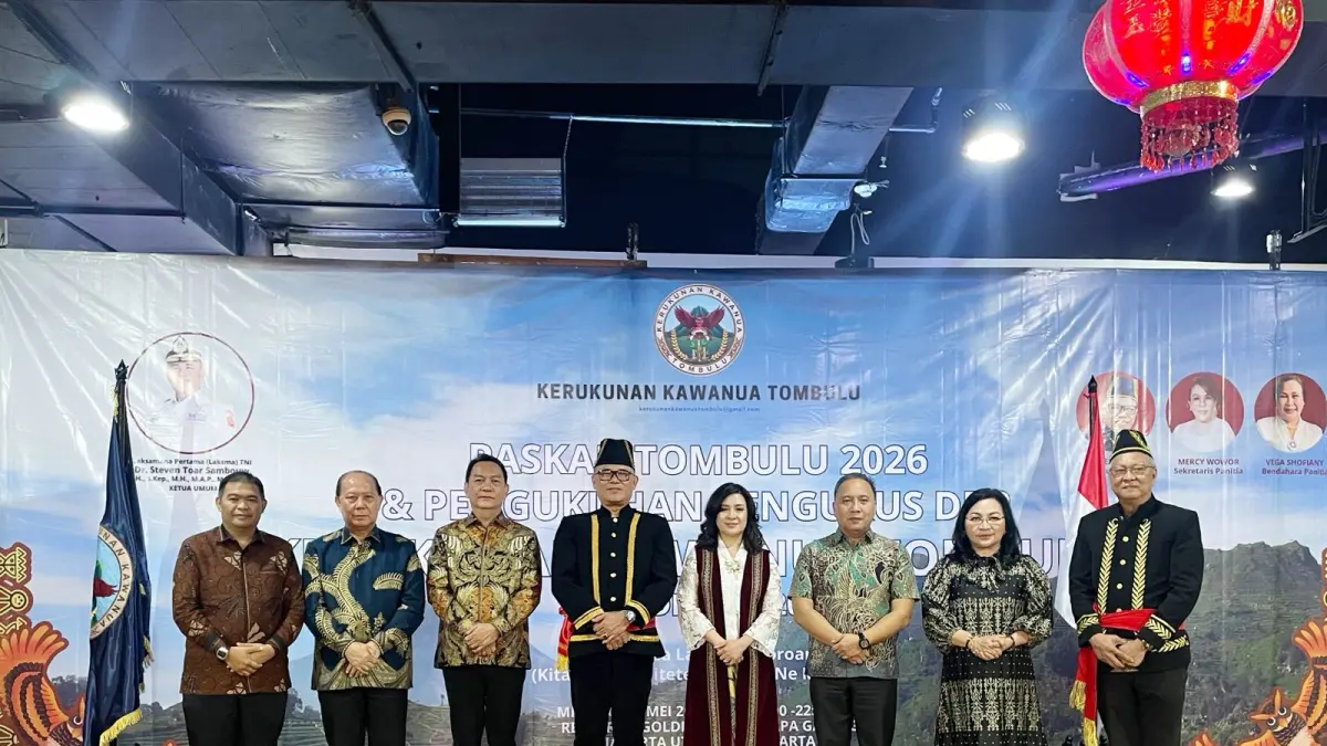RESMI: Laksma TNI AL Dr Steven Toar Sambouw saat dikukuhkan sebagai Ketua Umum Kerukunan Kawanua Tombulu, Minggu (10/05).
