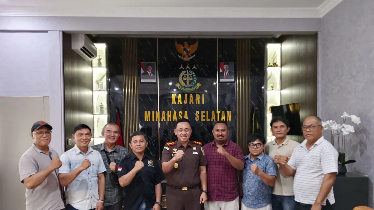 SINERGI: Kepala Kejaksaan Negeri Minahasa Selatan, Albertus Roni Santoso, bersama jajaran Persatuan Wartawan Indonesia (PWI) Minahasa Selatan yang dipimpin Ketua Yens Watung, di Kantor Kejari Minsel, Senin (11/5).