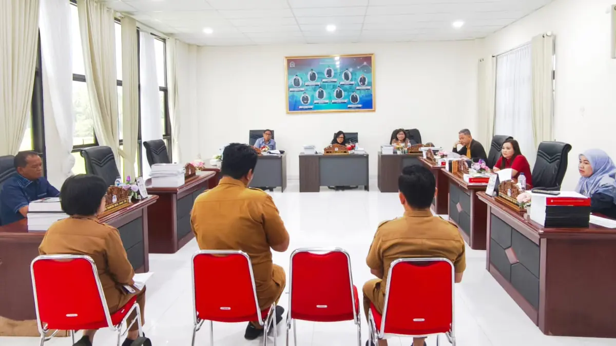 SUPPORT: Rapat bersama antara Komisi 3 DPRD dengan Dinas Lingkungan Hidup Kota Manado, Senin (11/5) di ruang komisi.