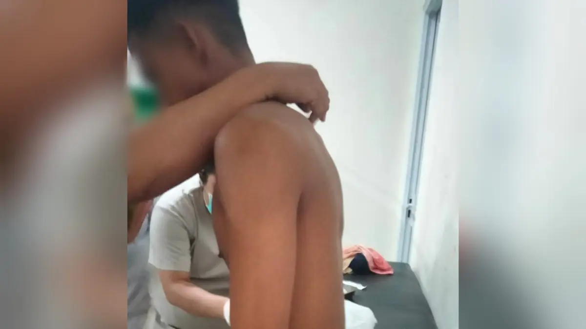 Korban Rivaldi Tanggele saat mendapatkan perawatan medis di RSD Liun Kendage Tahuna, Senin (11/05/26).